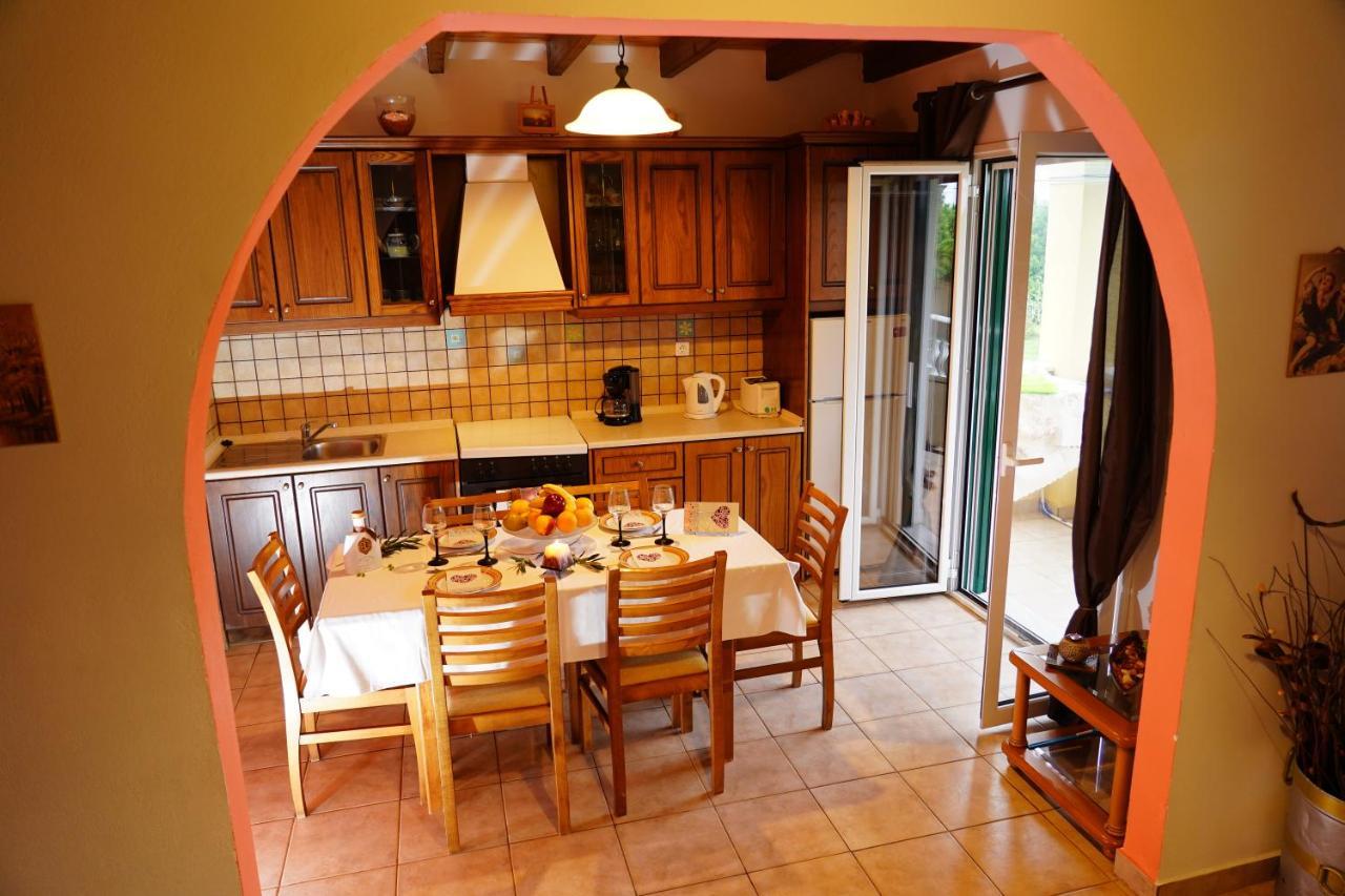 Stefanias Appartments Agios Matthaios  Luaran gambar