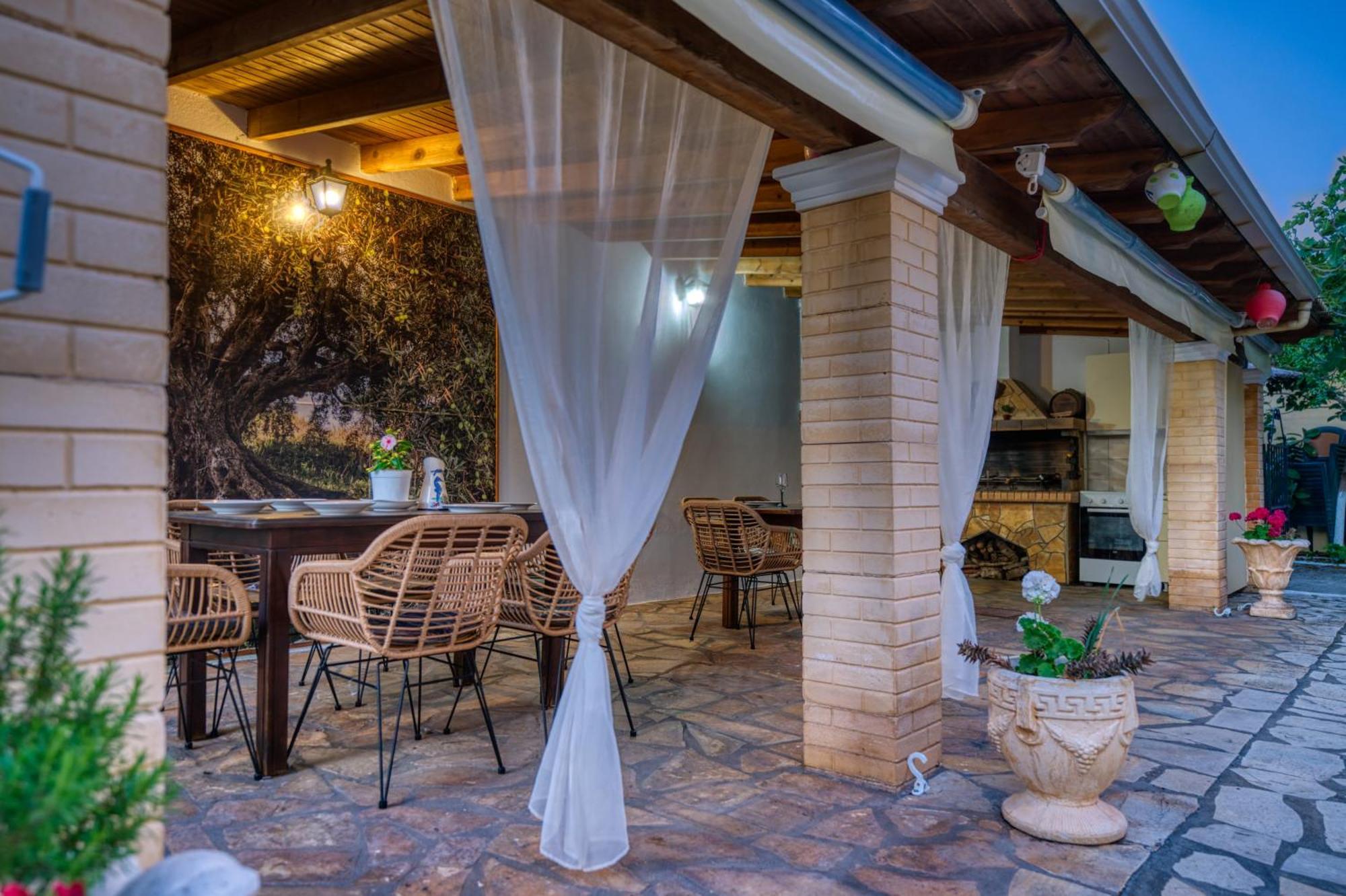 Stefanias Appartments Agios Matthaios  Luaran gambar