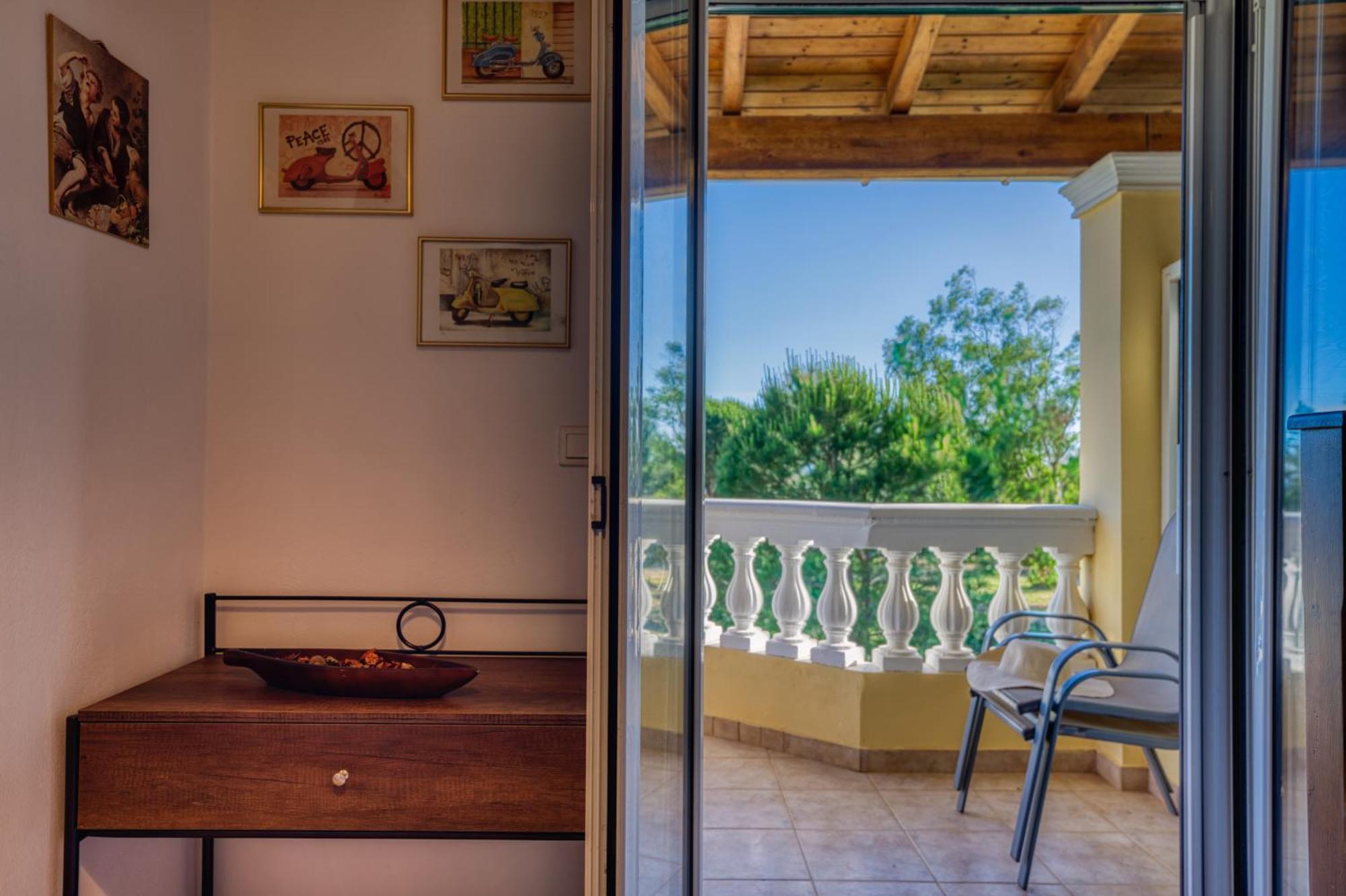 Stefanias Appartments Agios Matthaios  Luaran gambar