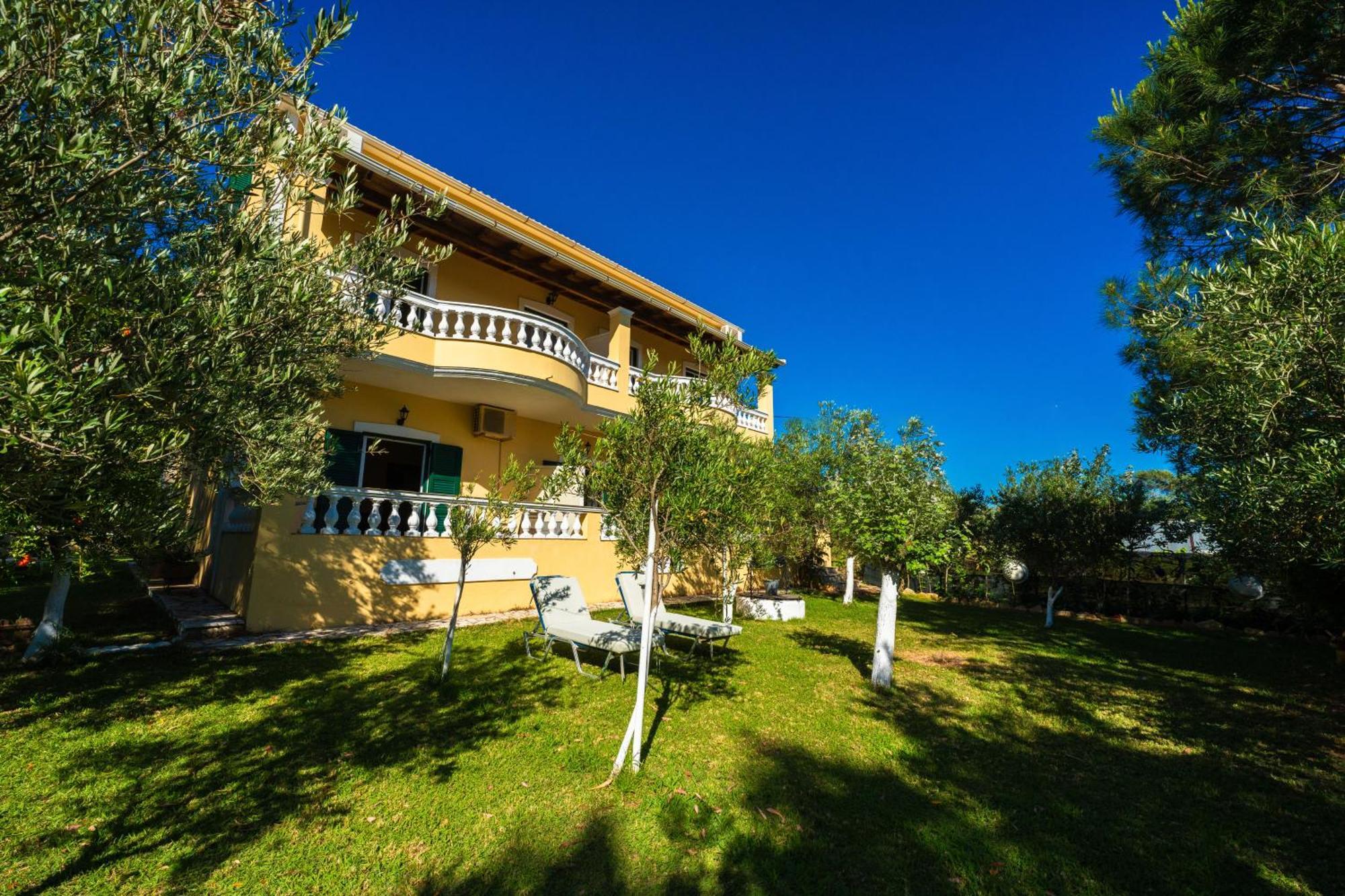 Stefanias Appartments Agios Matthaios  Luaran gambar